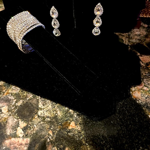 Earrings and bracelets - Picture 2 of 4